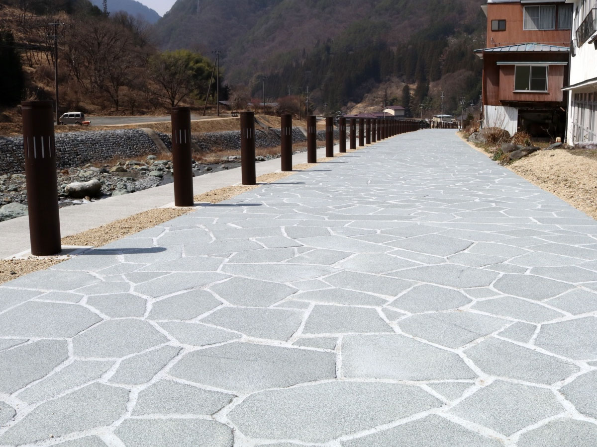 長野県大鹿村で施工した御影石の乱張り