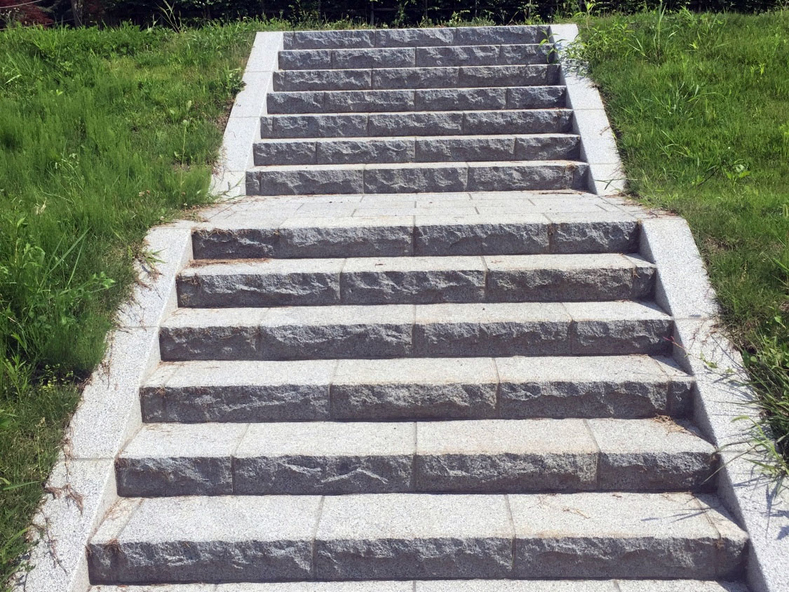 長野県御代田町の広戸橋にある御影石の階段