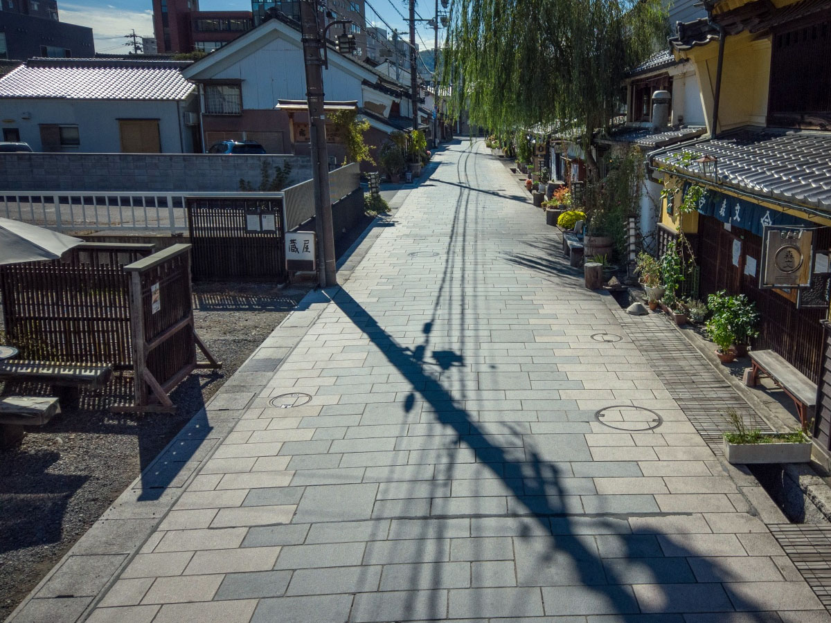 旧北国街道上田市柳町紺屋町線の御影石の石畳