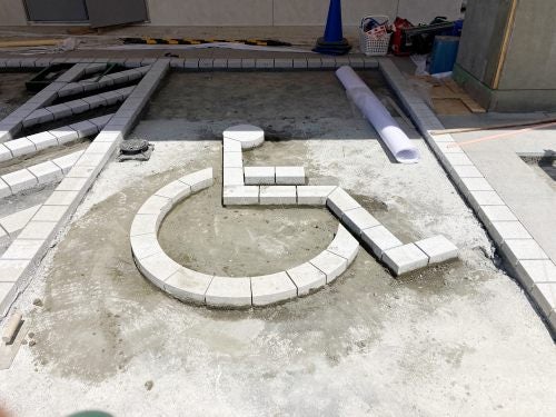 御影石の国際シンボルマーク(車いすマーク)