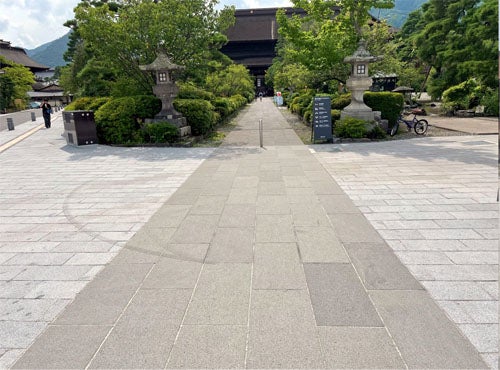 善光寺周辺の城山交差点石畳
