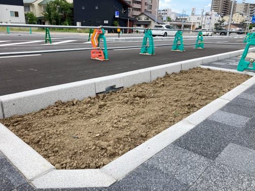 松本城周辺の白御影石の縁石