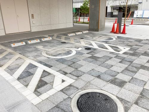 御影石の国際シンボルマーク(車いすマーク)