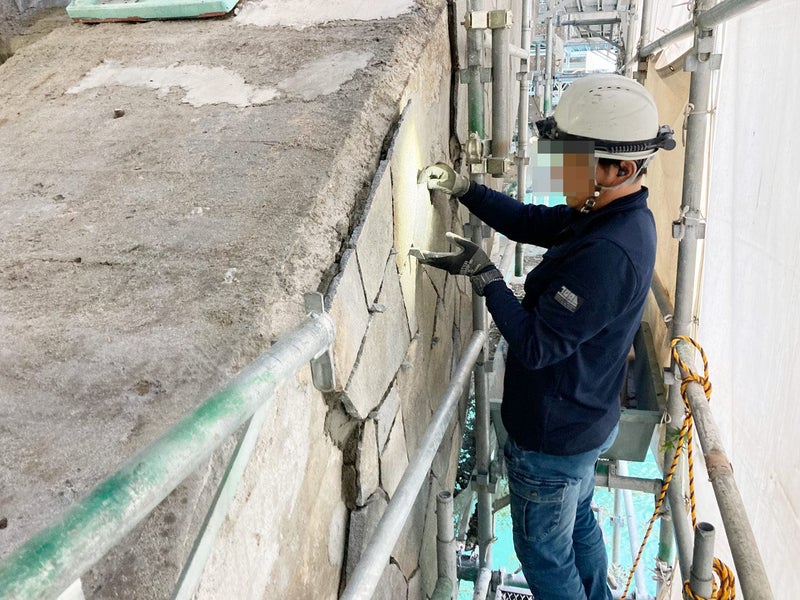 久米路橋鉄平石修復作業中(乱張り)の写真