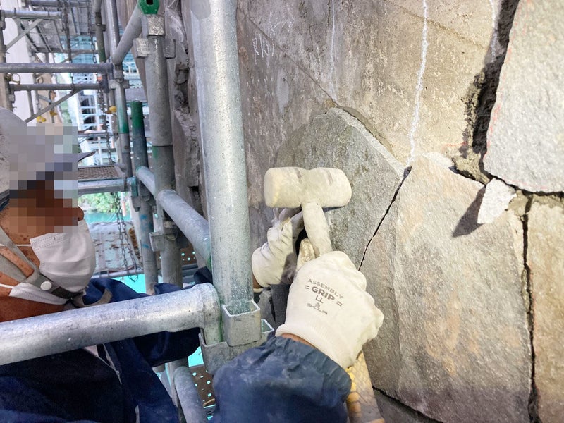 久米路橋鉄平石修復作業中(乱張り)の写真