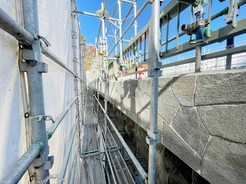 久米路橋鉄平石修復作業中(乱張り)の写真