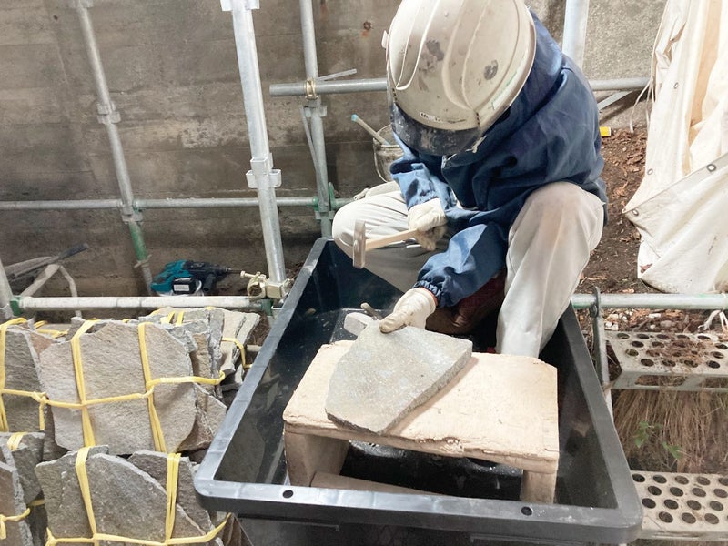 久米路橋鉄平石修復作業中(乱張り)の写真
