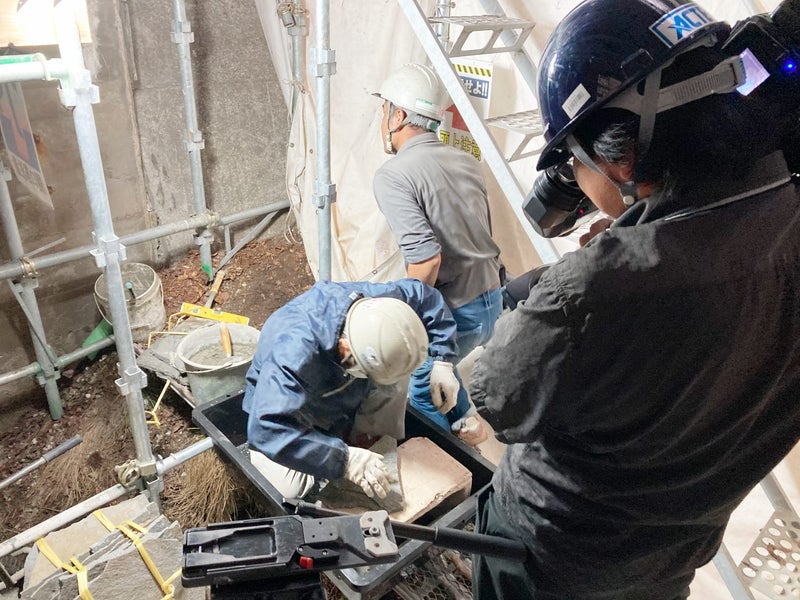 久米路橋鉄平石修復作業中(乱張り)の写真