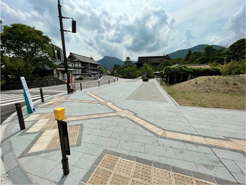 善光寺周辺の城山交差点石畳