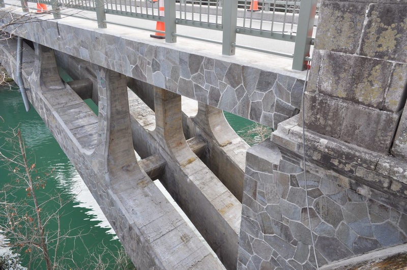 久米路橋鉄平石修復作業中(乱張り)の写真