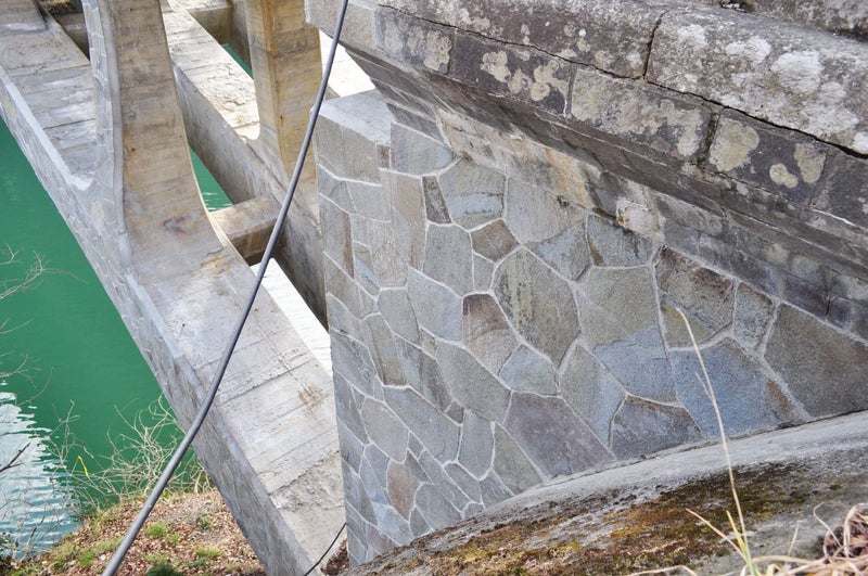 久米路橋鉄平石修復作業中(乱張り)の写真