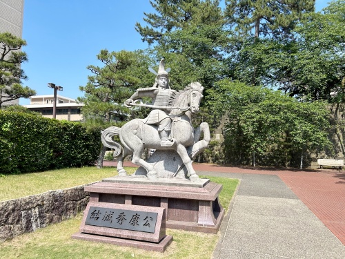 『地味にすごい福井』は魅力いっぱい、恐竜がお出迎え、福井城の石垣