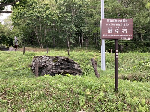 長野県蓼科山の女神湖の湖畔にある鍵引石