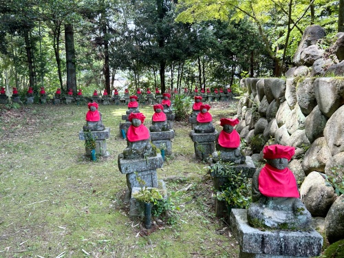 中津川市「こども未来館」横にある夫婦岩神社