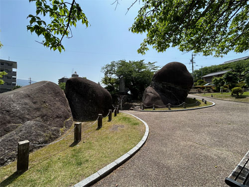 中津川市「こども未来館」横にある夫婦岩神社