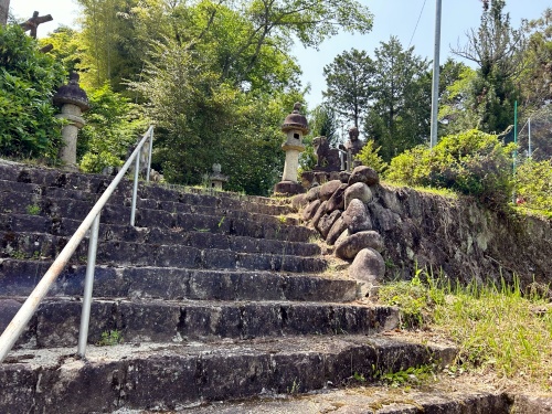 中津川市「こども未来館」横にある夫婦岩神社