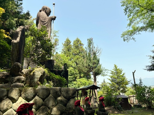 中津川市「こども未来館」横にある夫婦岩神社