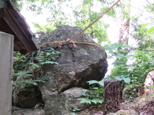 長野県中野市高遠古墳にある高井舟着神社と舟繋ぎ石
