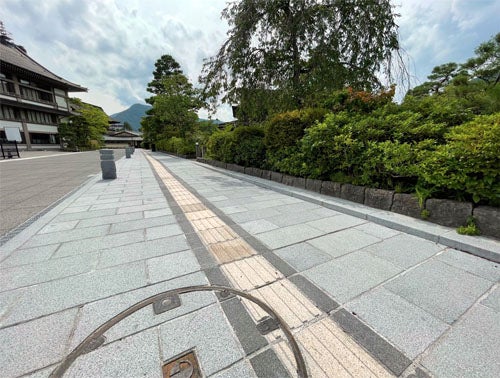善光寺周辺の城山交差点石畳と誘導板