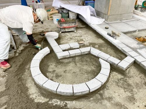 御影石の国際シンボルマーク(車いすマーク)