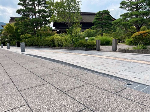 善光寺周辺の城山交差点石畳