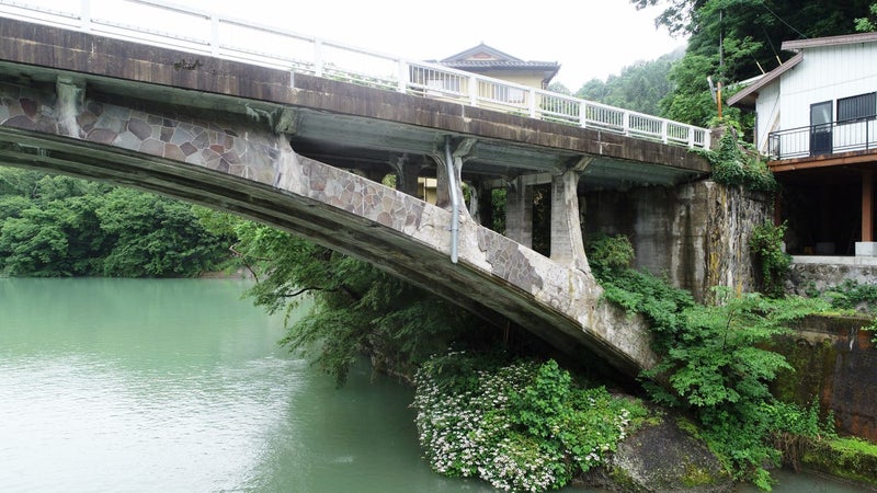 久米路橋鉄平石修復着工前の写真