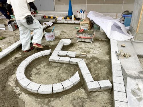 御影石の国際シンボルマーク(車いすマーク)