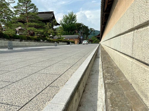 善光寺周辺の城山交差点石畳