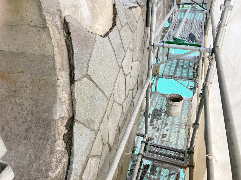 久米路橋鉄平石修復作業中(乱張り)の写真
