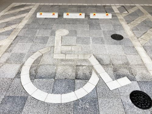 御影石の国際シンボルマーク(車いすマーク)