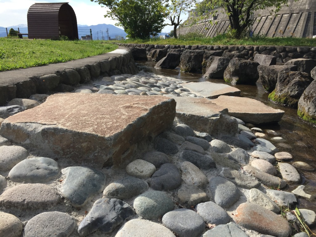 鉄平石の飛び石