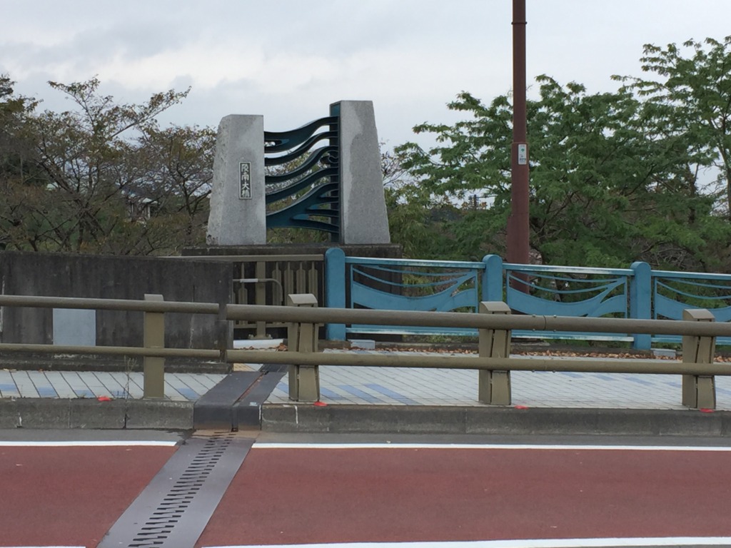 陵南大橋の御影石親柱