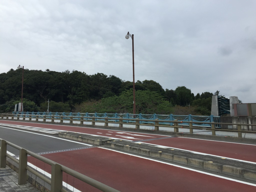 陵南大橋の御影石親柱