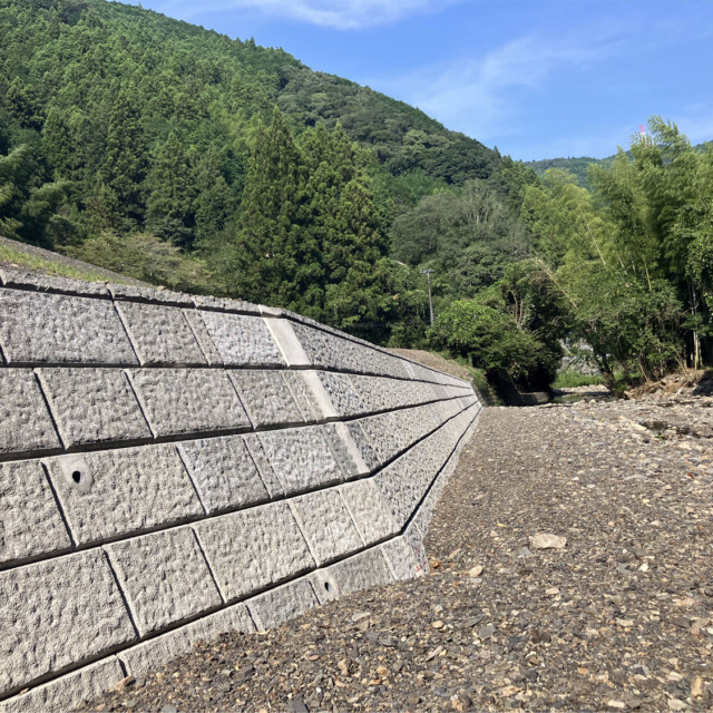 ekロック 省⼒化ポーラス⼤型ブロック急勾配 河川護岸・道路改良他 対応製品