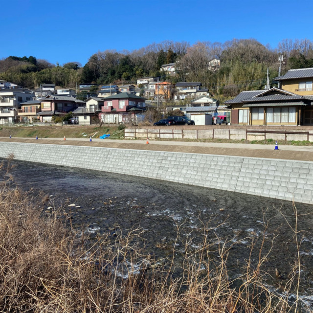 ekロック 省⼒化ポーラス⼤型ブロック急勾配 河川護岸・道路改良他 対応製品