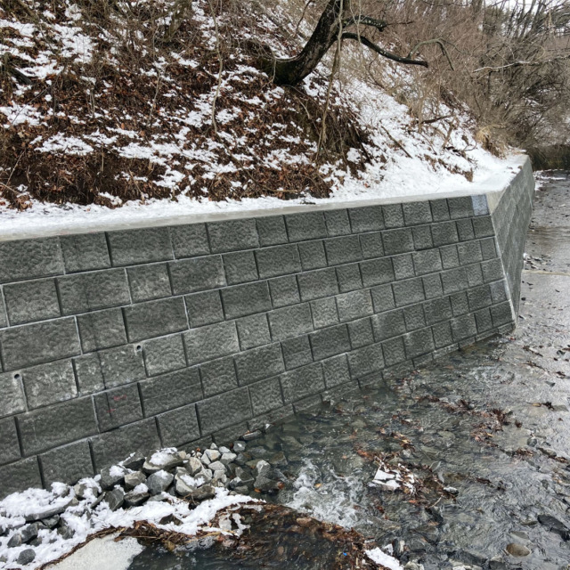 ekロック 省⼒化ポーラス⼤型ブロック急勾配 河川護岸・道路改良他 対応製品