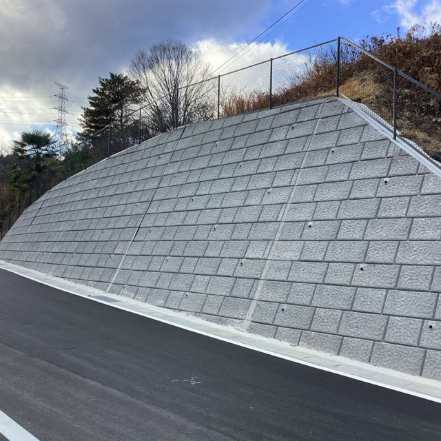 ekロック 省⼒化ポーラス⼤型ブロック急勾配 河川護岸・道路改良他 対応製品