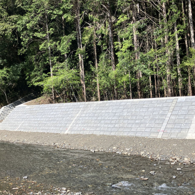 ekロック 省⼒化ポーラス⼤型ブロック急勾配 河川護岸・道路改良他 対応製品