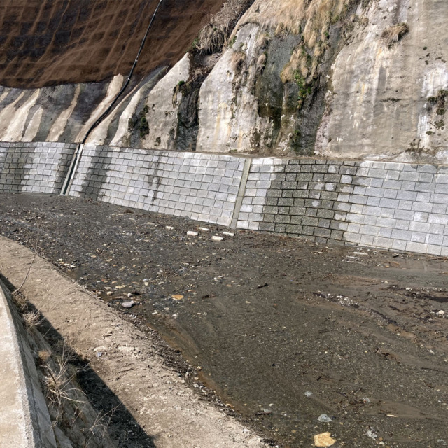 ekロック 省⼒化ポーラス⼤型ブロック急勾配 河川護岸・道路改良他 対応製品