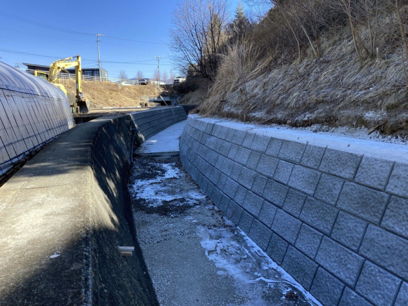 ekロック 省⼒化ポーラス⼤型ブロック急勾配 河川護岸・道路改良他 対応製品