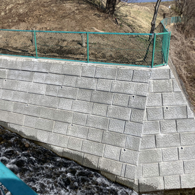 ekロック 省⼒化ポーラス⼤型ブロック急勾配 河川護岸・道路改良他 対応製品