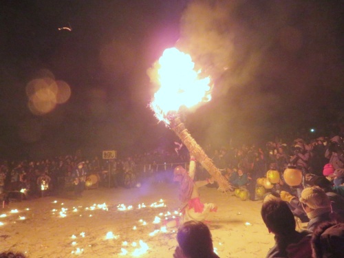 飯山市の冬の名物、雪まつりで行われる奈良澤大天狗の火祭り