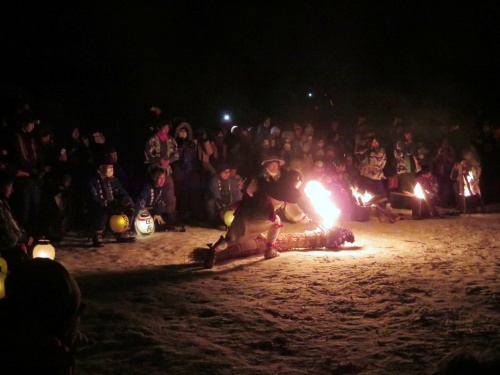 飯山市の冬の名物、雪まつりで行われる奈良澤大天狗の火祭り