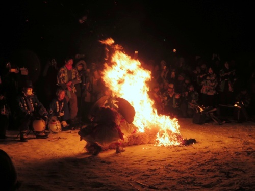 飯山市の冬の名物、雪まつりで行われる奈良澤大天狗の火祭り