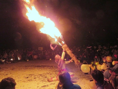 飯山市の冬の名物、雪まつりで行われる奈良澤大天狗の火祭り