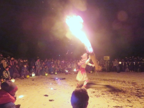 飯山市の冬の名物、雪まつりで行われる奈良澤大天狗の火祭り