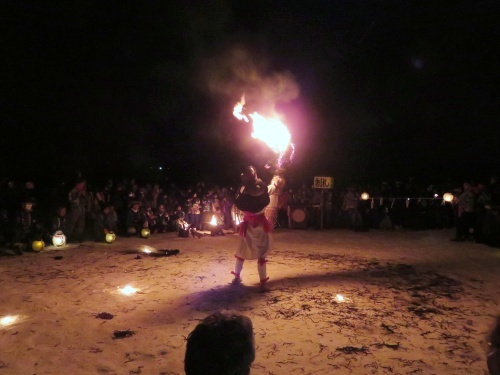 飯山市の冬の名物、雪まつりで行われる奈良澤大天狗の火祭り