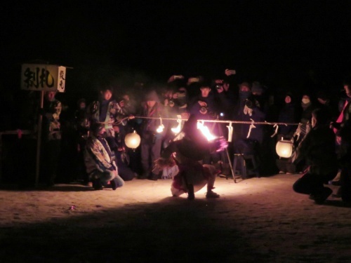 飯山市の冬の名物、雪まつりで行われる奈良澤大天狗の火祭り