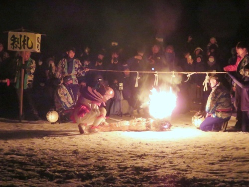 飯山市の冬の名物、雪まつりで行われる奈良澤大天狗の火祭り