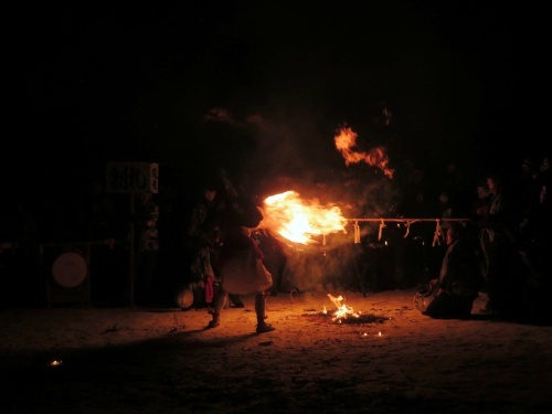 飯山市の冬の名物、雪まつりで行われる奈良澤大天狗の火祭り